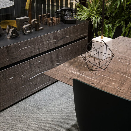 Vizualizace kamenné desky stolu a kamenného obkladu komody přírodním kvarcitem Brown Silk