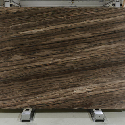 Kamenn&aacute; deska kvarcitu Sequoia Brown s hnědou kresbou připom&iacute;naj&iacute;c&iacute; strukturu dřeva