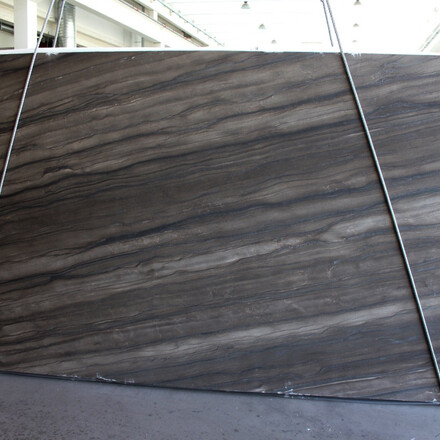 Sequoia brown je hněd&yacute; př&iacute;rodn&iacute; kvarcit, jehož decentn&iacute; kresba připom&iacute;n&aacute; kresbu dřeva