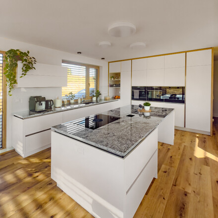 Moderní kuchyně s kamennou pracovní deskou ze žuly Viscount White