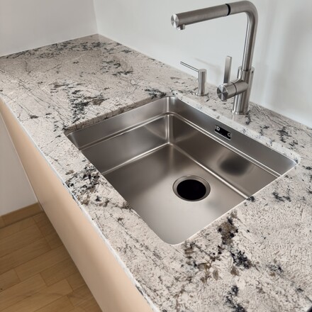 Žulov&aacute; kuchyňsk&aacute; deska White Babylon - dřez se spodn&iacute; mont&aacute;ž&iacute; 