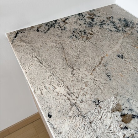 Kamenná kuchyňská deska White Babylon v zemitých odstínech šedé a béžové s kontrastní zrnitou kresbou
