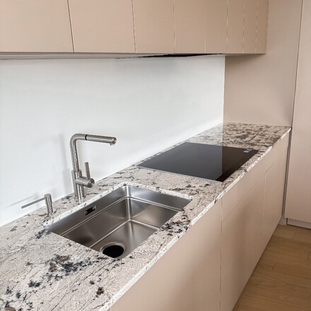 Žulov&aacute; pracovn&iacute; deska do kuchyně ze žuly White Babylon - dřez se spodn&iacute; mont&aacute;ž&iacute; a varn&aacute; deska s horn&iacute; mont&aacute;ž&iacute;