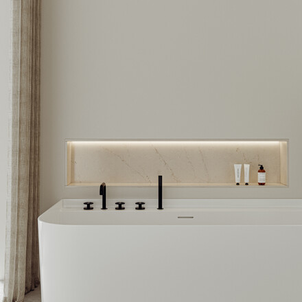 Kamenná obklad koupelny z umělého kamene Technistone Mistral White v bílém odstínu s jemným žilkováním