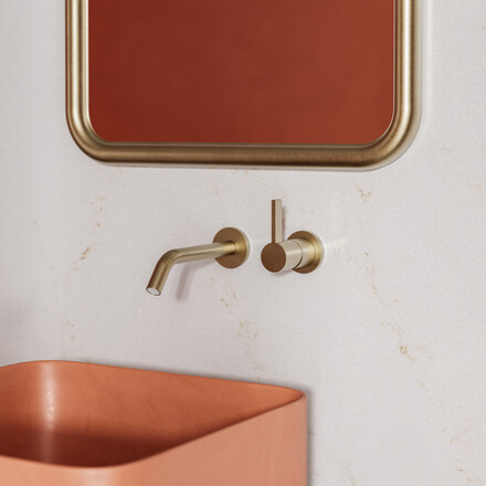 Detail kamenného obkladu z umělého kamene Technistone Elysian Gold s jemnou kresbou