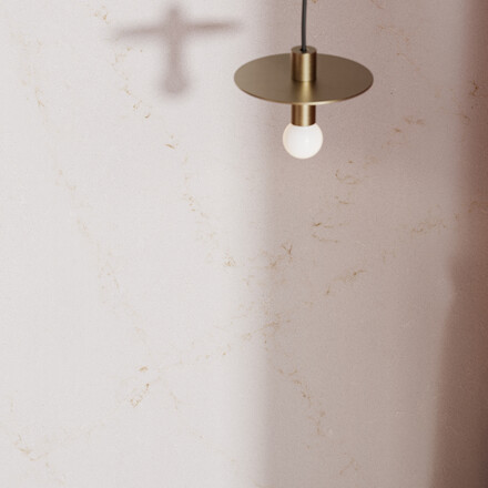 Obklad stěny z umělého kamene Technistone Elysian Gold v odstínech světle šedé s jemným zlatým žilkováním