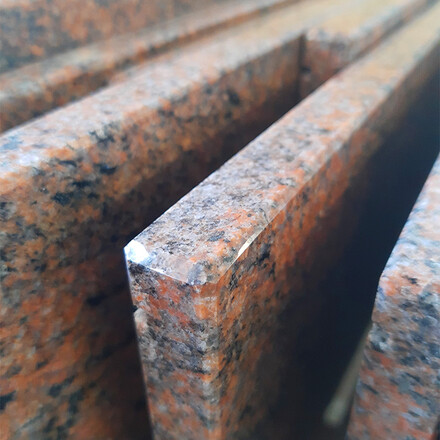 Detail le&scaron;těn&eacute; hrany žulov&eacute;ho parapetu z př&iacute;rodn&iacute;ho kamene Multicolor