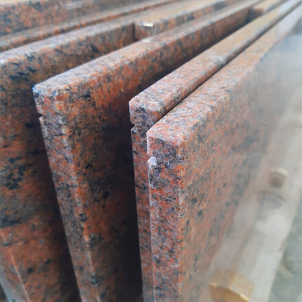 Kamenn&eacute; parapety s odkapovou dr&aacute;žkou ze žuly Multicolor o s&iacute;le 2 cm a le&scaron;těn&eacute; povrchov&eacute; &uacute;pravě