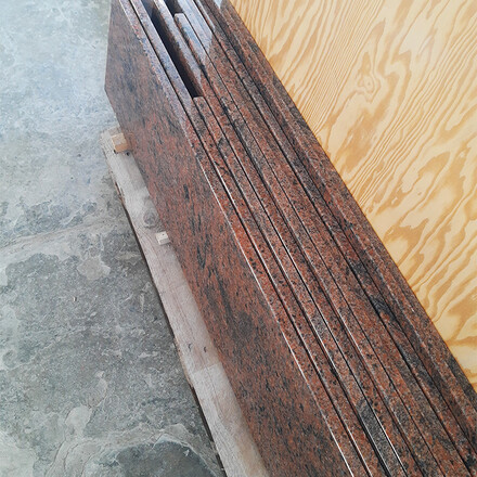 Žulov&eacute; parapety z př&iacute;rodn&iacute;ho kamene Multicolor v leskl&eacute; povrchov&eacute; &uacute;pravě