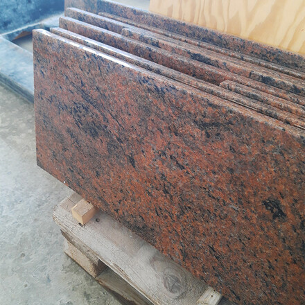 Červen&eacute; žulov&eacute; parapety z př&iacute;rodn&iacute; žuly Multicolor jsou ide&aacute;ln&iacute; do interi&eacute;ru i exteri&eacute;ru