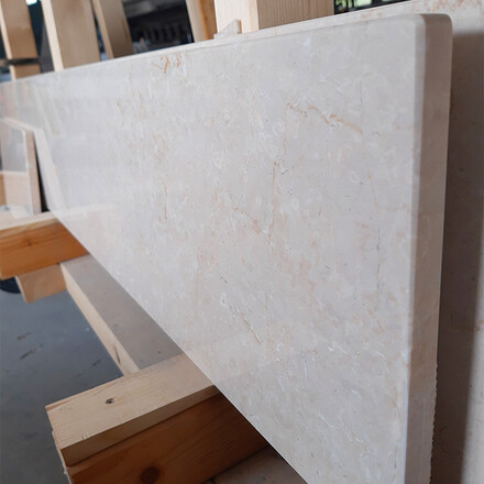 Kr&eacute;mov&yacute; mramor Botticino Classico v leskl&eacute; povrchov&eacute; &uacute;pravě 