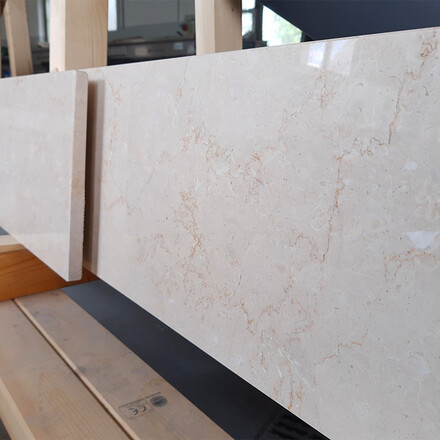 Kamenné parapety z mramoru Botticino Classico o síle 2 cm a leštěné povrchové úpravě Kamenné parapety z mramoru Botticino Classico o síle 2 cm a leštěné povrchové úpravě