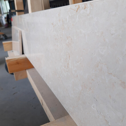 Béžová kresba s jemným žilkováním mramoru Botticino Classico skvěle vynikne u kamenných parapetů Béžová kresba s jemným žilkováním mramoru Botticino Classico skvěle vynikne u kamenných parapetů