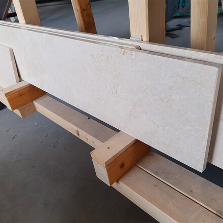 Mramorov&eacute; parapety z př&iacute;rodn&iacute;ho kamene Botticino Classico skvěle dopln&iacute; každ&yacute; interi&eacute;r