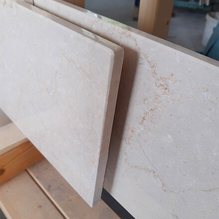 Parapety z kamene Botticino Classico se zaoblenou hranou