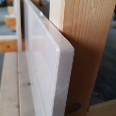 Detail hrany mramorov&yacute;ch parapetů z př&iacute;rodn&iacute;ho kamene Botticino Classico v b&eacute;žov&eacute;m odst&iacute;nu a s jemn&yacute;m žilkov&aacute;n&iacute;m