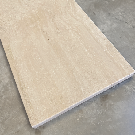 Travertinový parapet s broušeným povrchem