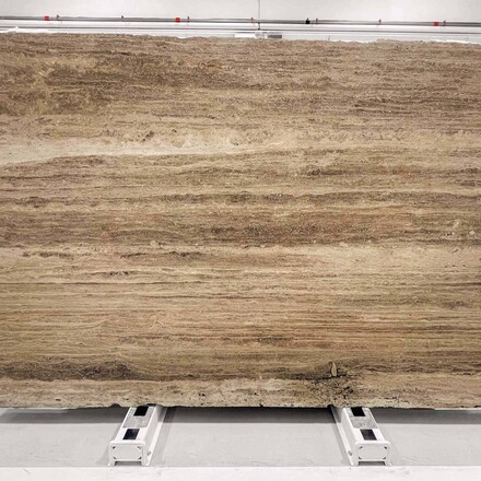 Kamenná deska travertinu Travertino Noce v zemitých hnědých tónech s broušenou povrchovou úpravou