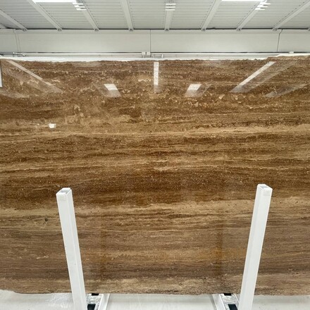 Travertinová deska z přírodního kamene Travertino Noce v zemitých odstínech a leštěnou povrchovou úpravou