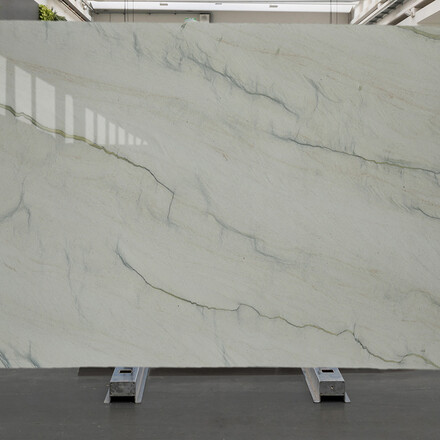 Kvarcitová deska bílého kvarcitu Meridian s jemným žilkováním a leštěnou povrchovou úpravou