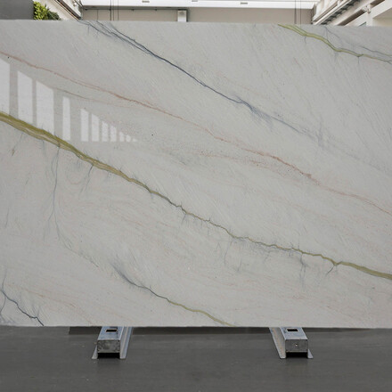 Deska z přírodního kamene Meridian, která je typická svým jemným žilkováním a bílým, slonovinovým odstínem