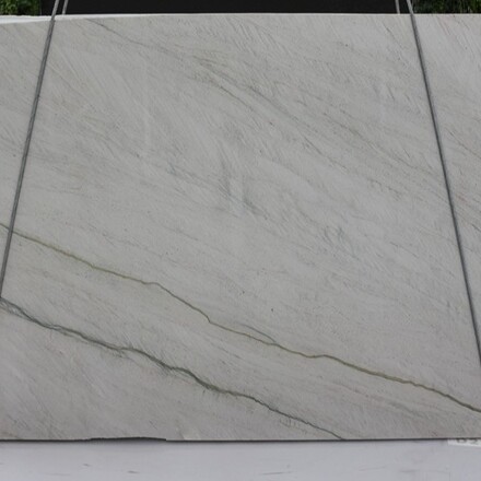 Kamenná deska z přírodního kvarcitu Meridian ve slonovinovém odstínu a jemnou kresbou