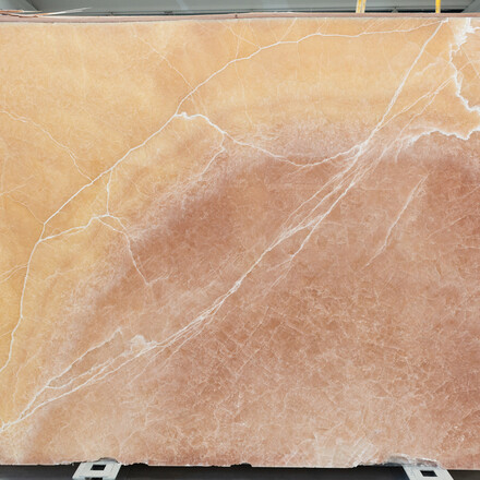 Onyxová deska Onice Gioiello s typickým oranžovo růžovým zabarvením Onyxová deska Onice Gioiello s typickým oranžovo růžovým zabarvením