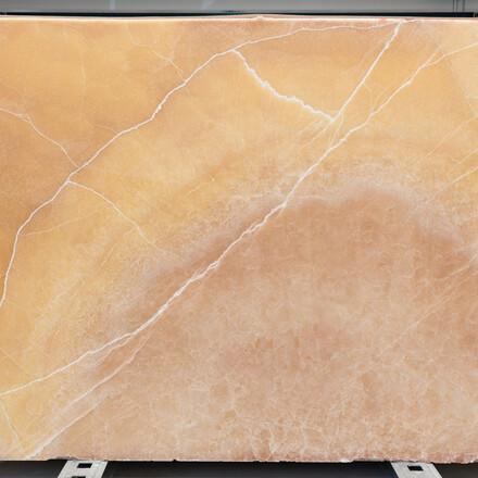 Oranžovo růžov&yacute; onyx Onice Gioiello je př&iacute;rodn&iacute; k&aacute;men s krystalickou strukturou