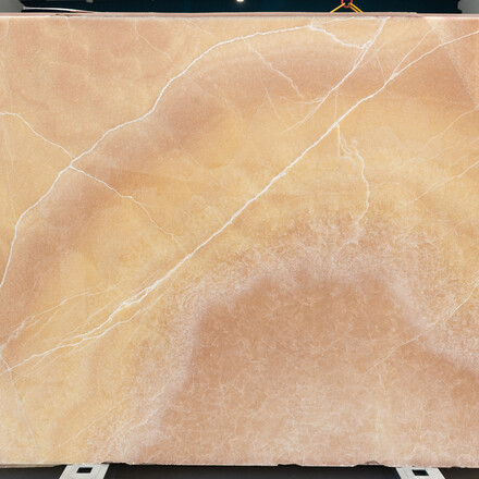 Deska z př&iacute;rodn&iacute;ho onyxu Onice Gioiello kter&aacute; je typick&aacute; sv&yacute;m růžovo oranžov&yacute;m odst&iacute;nem a vrstvenou kresbou