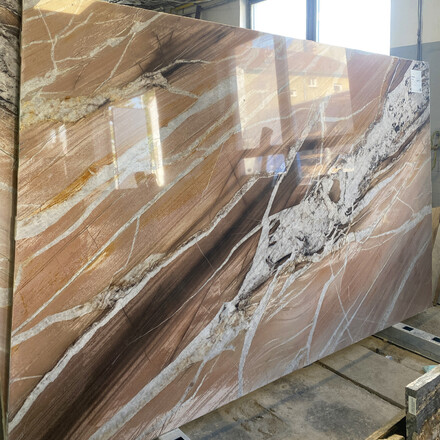 Růžov&yacute; př&iacute;rodn&iacute; k&aacute;men Splendido s v&yacute;raznou kresbou a le&scaron;těnou povrchovou &uacute;pravou