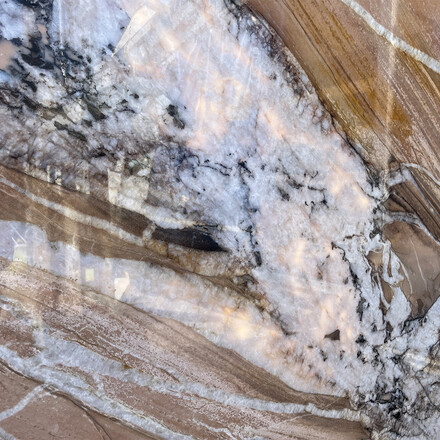 Detail kamenn&eacute; desky - č&aacute;stečně prosv&iacute;titeln&aacute; kamenn&aacute; ž&iacute;la kvarcitu Splendido