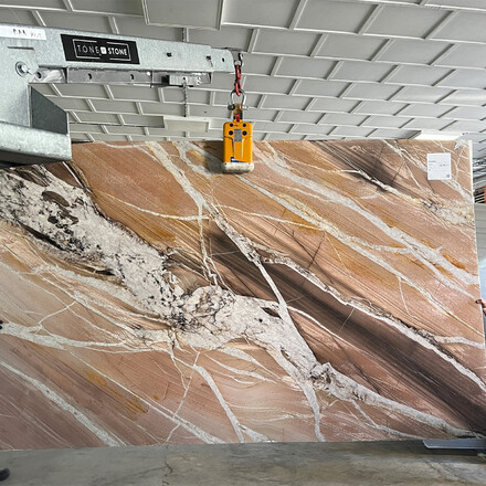 Deska z př&iacute;rodn&iacute;ho kamene Splendido s v&yacute;raznou b&iacute;lo černou kresbou a růžov&yacute;m odst&iacute;nem