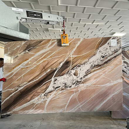 Růžov&aacute; kvarcitov&aacute; deska Splendido s v&yacute;raznou kresbou ze skladu TONE OF STONE