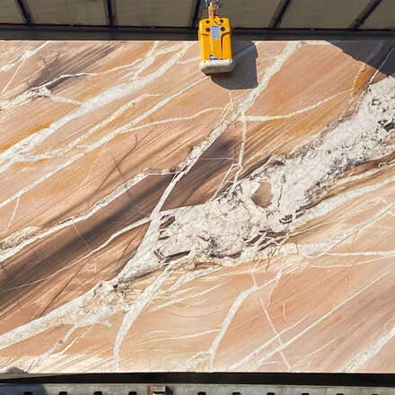 Kvarcitov&aacute; deska Splendido ze skladu TONE OF STONE