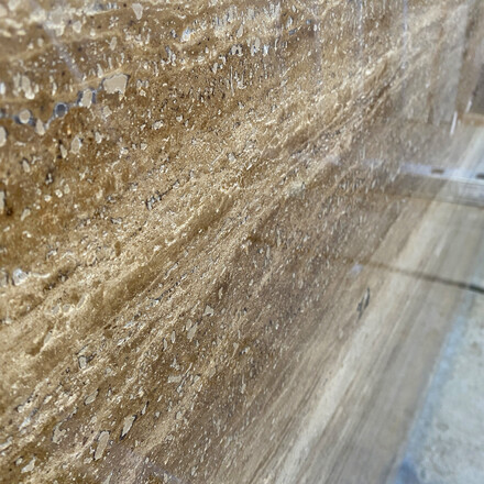 Detail kresby zemitého travertinu Travertino Noce