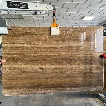 Hnědá kamenná deska travertinu Travertino Noce v leštěné povrchové úpravě ze skladu TONE OF STONE