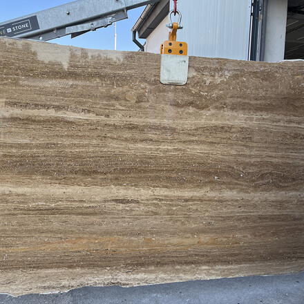 Travertinová deska Travertino Noce v zemitých odstínech ze skladu TONE OF STONE