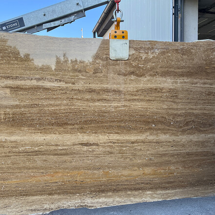 Kamenná deska hnědého zemitého travertinu Travertino Noce s lesklým povrchem ze skladu TONE OF STONE