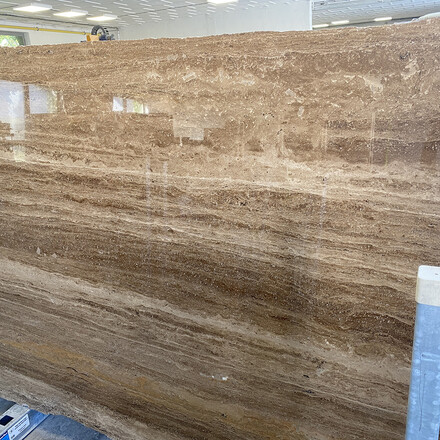 Deska přírodního kamene Travertino Noce v hnědých odstínech a lesklým povrchem ze skladu TONE OF STONE