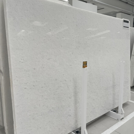 Mramorová deska v bílém odstínu White Salt s leštěnou povrchovou úpravou