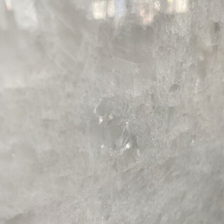 Detail krystalické struktury bílého mramoru White Salt