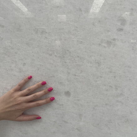 Detail struktury bílého mramoru White Salt v leštěné povrchové úpravě