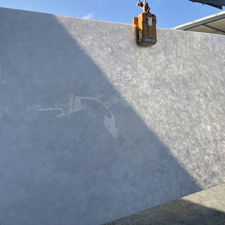 Bílá mramorová deska White Salt částečně prosvícená sluncem