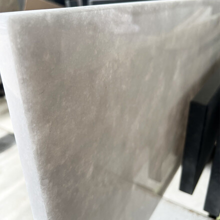 Detail prosvícených parapetů z bílého mramoru White Salt