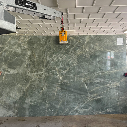 Deska přírodního kamene Jadore v zeleném odstínu pro realizaci pracovní desky do kuchyně Deska přírodního kamene Jadore v zeleném odstínu pro realizaci pracovní desky do kuchyně