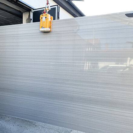 Bílá žulová deska Grey Veneer s lineární kresbou a leštěnou povrchovou úpravou pro realizaci kuchyňské desky 