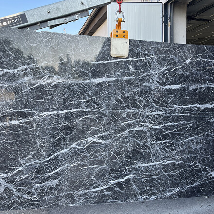 Tmavá mramorová deska s bílým žilkováním Grigio Carnico v leštěné povrchové úpravě pro realizaci kamenných stolků