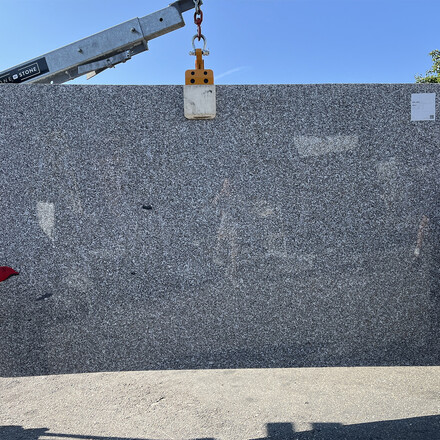 Kamenn&aacute; deska ze žuly Rosa Beta v le&scaron;těn&eacute; povrchov&eacute; &uacute;pravě ze skladu TONE OF STONE