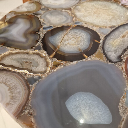 Kamenný stůl s šedou achátovou deskou