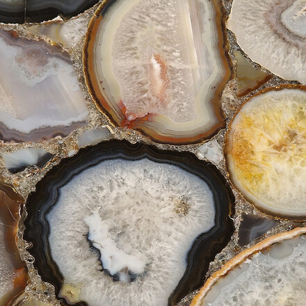 Detail kresby polodrahokamové desky s kontrastní černo zlatou kresbou